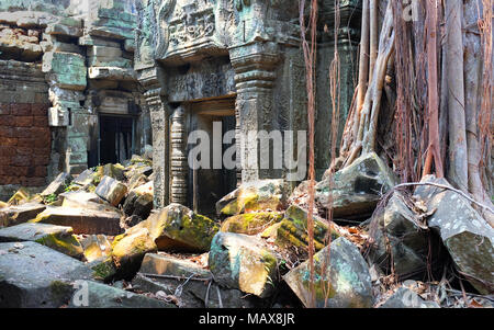 Bild zeigt sowohl, die erhaltenen Aspekte, und die Verschlechterung der Ta Promh Tempel, Angkor Thom, Siem Reap, Kambodscha Stockfoto