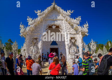 CHIANG RAI, THAILAND - 01. FEBRUAR 2018: die Masse der Touristen an der geben Sie einen verzierten Gebäude an der weiße Tempel in Chiang Rai Nordthailand entfernt Stockfoto