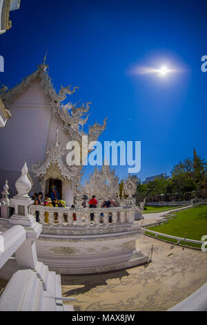 CHIANG RAI, THAILAND - Februar 01, 2018: Die Menschen in schönen verzierten weißen Tempel in Chiang Rai Nordthailand im sonnigen Tag entfernt. Wat Rong Khun, ist ein modernes, unkonventionelles buddhistischen Tempel Stockfoto
