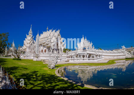 CHIANG RAI, THAILAND - Februar 01, 2018: Nicht identifizierte Personen fotografieren möchte, der weiße Tempel Wat Rong Khun in Chiang Rai Nordthailand im sonnigen Tag entfernt mit einem natürlichen Teich Stockfoto