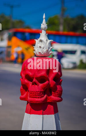 CHIANG RAI, THAILAND - Februar 01, 2018: Verkehrszeichen in der Form von Schädel an der weiße Tempel, Chiang Rai Stockfoto