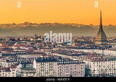 Panorama von Turin mit Mole Antonelliana bei Sonnenuntergang Stockfoto