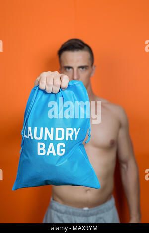 Mann hält ein wäschesack für Fitness Material Stockfoto