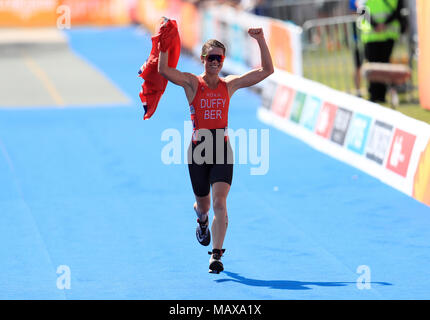 Bermuda Flora Duffy feiert Gold gewann bei den Frauen Triathlon Finale bei den Southport Broadwater Parklands während des Tages eine der 2018 Commonwealth Games in der Gold Coast, Australien. Stockfoto