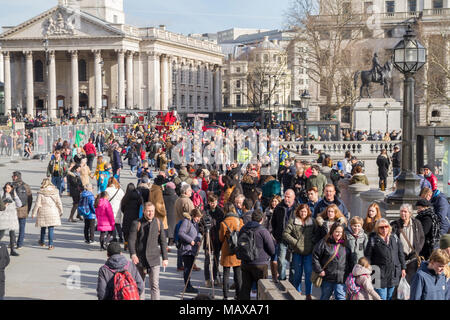 Touristen, Einheimische, Bürger, Zuschauer, Menschen in Trafalgar Square London, anstrengenden Tag, National Gallery, London, Großbritannien Stockfoto