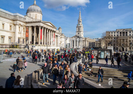 Touristen, Einheimische, Bürger, Zuschauer, Menschen in Trafalgar Square London, anstrengenden Tag, National Gallery, London, Großbritannien Stockfoto