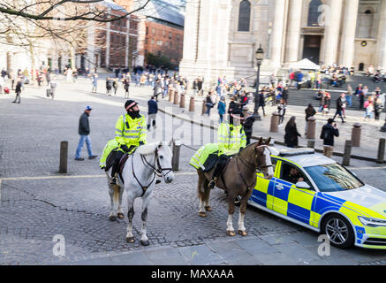 Englische Polizei, bobbys auf dem Pferd, London, England, uk Polizei Polizei Old Bill, Großbritannien britische Konzept Behörde peace keeping Stockfoto