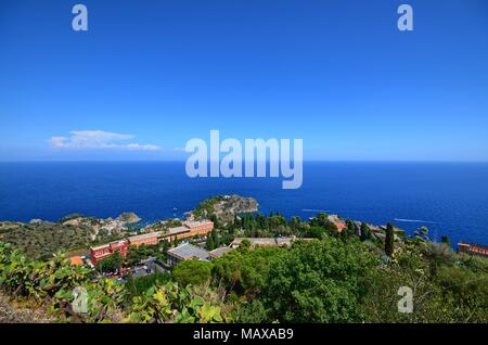 Taormina, Italien, Sizilien 26. August 2015. Das herrliche Panorama vom Griechischen Theater, in Richtung Meer. Üppige Natur, mediterrane Vegetation, Blumen. Stockfoto
