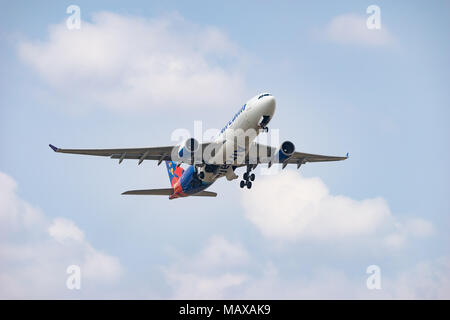 Tokio, Japan - APR. 1, 2018: Airbus A330-200, die vom internationalen Flughafen Narita in Tokio, Japan. Stockfoto