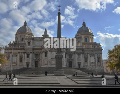 Pedstrians Spaziergang am Obelisco Esquilino in der Piazza dell'Esquilno und die Bascilica di Santa Maria Maggiore in Rom, Italien Stockfoto