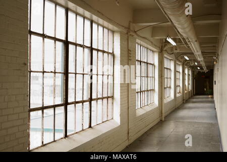 Flur mit industriellen Windows Stockfoto