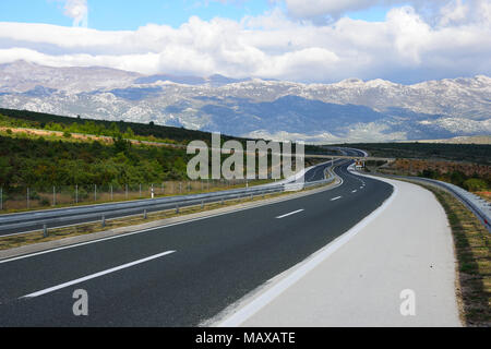 Kroatischen Landschaft mit leeren geschwungene Landstraße. Stockfoto