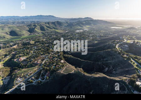 Nachmittag Luftaufnahme von Santa Rosa Tal Ferienhäuser und Berghängen im Camarillo Nachbarschaft von Ventura County in Kalifornien. Stockfoto