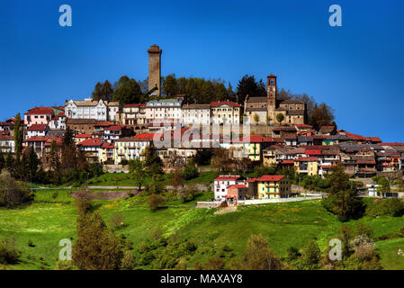 Ansicht der Stadt von Murazzano, mit seiner eindrucksvollen mittelalterlichen Anblick Turm, in der Hohen Langa, in Piemont, Italien. Stockfoto