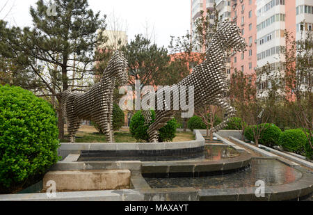 Zwei markante Metall Pferd Skulpturen auf Anzeige in einen kleinen öffentlichen Park im Zentrum von Western Beijing, China Stockfoto