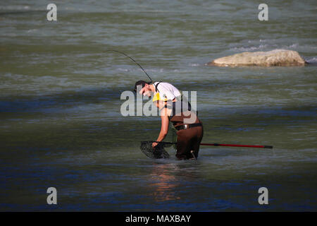 Mann Angeln auf Lachs am Chilkat River in Haines, Alaska 8. August 2017 Stockfoto