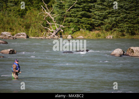 Mann Angeln auf Lachs am Chilkat River in Haines, Alaska 8. August 2017 Stockfoto