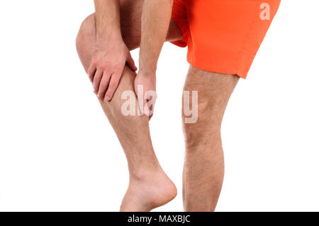 Mann mit Schmerzen im Knie. Athleten im Sport Shorts umklammerte seine Beine Muskeln Stockfoto