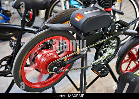 Elektro Fahrrad auf dem Prüfstand im Store. Stockfoto