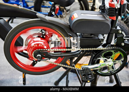 Elektro Fahrrad auf dem Prüfstand im Store. Stockfoto