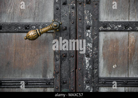 Alte Holztür mit goldenen Knopf in Lund Schweden Stockfoto