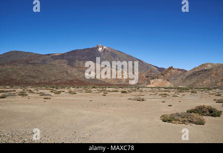 Mount Teide auf Teneriffa, von der umgebenden Wüste, mit Sand und Schutt aus früheren Lavaströme und Eruptionen gefüllt. Stockfoto