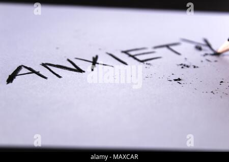 Angst Konzept. Wort Angst auf weißem Papier mit schwarzen Bleistift geschrieben. Bleistift gebrochen. Stockfoto