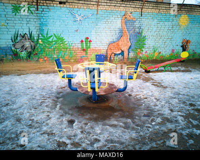 Kinderspielplatz im Hof eines Hauses. Stockfoto