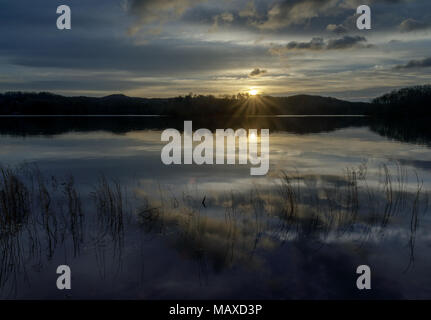 Sonnenaufgang an einem Frühlingsmorgen über Lake Lanier an Wahoo Creek Park in Gainesville, Georgia. Stockfoto