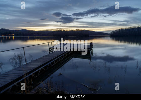 Morgendämmerung am See Sidney Lanier bei Wahoo Creek Park in Gainesville, Georgia nieder. Stockfoto