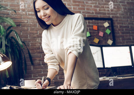 Cute woman Trader, Vermarkter oder Advertiser arbeiten im Büro. Innen-, Studio gedreht. Business Personen Konzept, die Arbeit im Büro Stockfoto