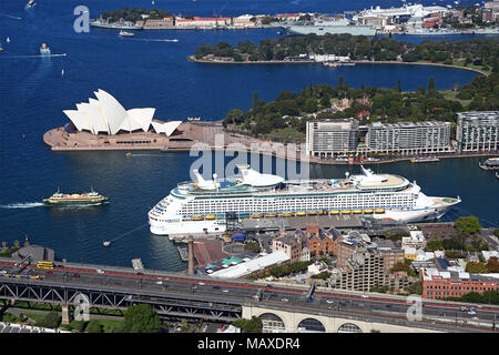 Luftaufnahme des Sydney Opera House und ein Kreuzfahrtschiff, Sydney, New South Wales, Australien Stockfoto