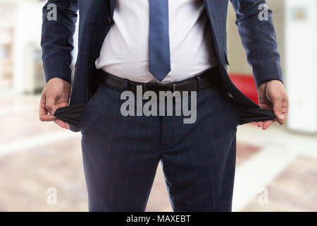 Konkurs Konzept mit Nahaufnahme des leeren Taschen gezogen insideout durch brach Untertyp der Agenten oder Makler Hände Stockfoto