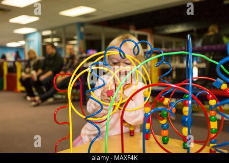 Kind spielt mit Raupe Labyrinth, Ottawa, Ontario, Kanada Stockfoto