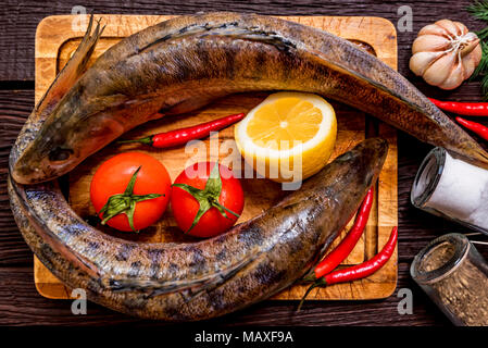 Frischen Zander willst Zitrone, Pfeffer und Gewürze in der Nähe Stockfoto
