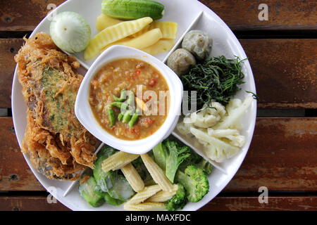 Thai Food, würzige paste Sauce mit Spiegelei mit Klettern Flechtwerk und Gemüse Stockfoto