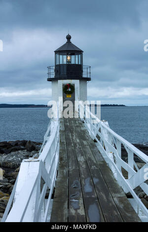 Wo Forrest Gump's Run across America beendet - Marshall Point Lighthouse in der Nähe von Port Clyde, Maine, USA, an einem bewölkten Tag ohne Touristen Stockfoto