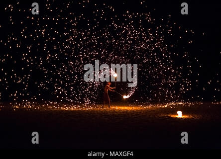 Koh Lanta, Thailand - 25. März 2017: Ein Unbekannter Interpret verwendet Feuer in seine Akte am Strand Stockfoto