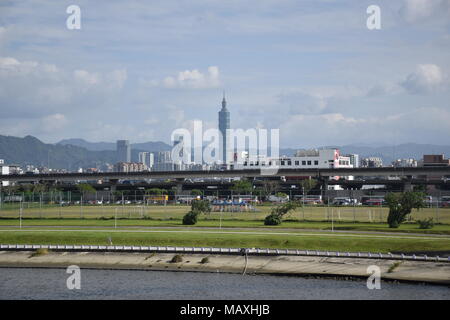 Skyline von Taipei City von einer Brücke in Hong Kong, Taipei - Taiwan Stockfoto