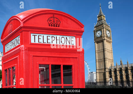 London traditionelle rote Telefonzelle mit Big Ben im Hintergrund. Stockfoto