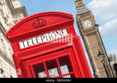 London traditionelle rote Telefonzelle mit Big Ben im Hintergrund. Stockfoto