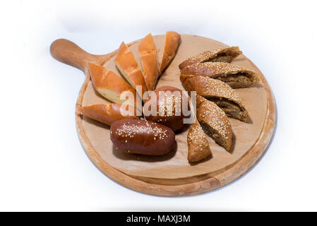 Brot muffin Mohn Sesam auf dem Baum auf weißem Hintergrund Stockfoto