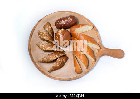 Brot muffin Mohn Sesam auf dem Baum auf weißem Hintergrund Stockfoto