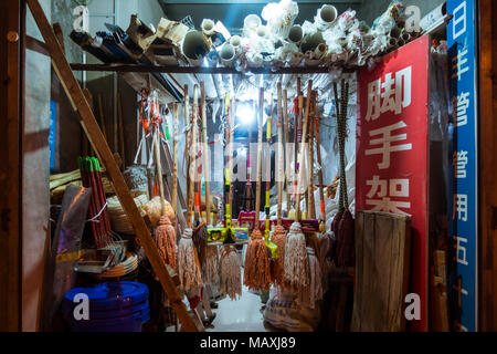 Regale und Haken sind Gebrauchte Dinge vom Boden in einem chinesischen Supermarkt in Xi'an, China, März 2018 zu halten. Stockfoto