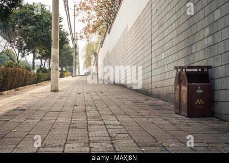 Alte, leere Bürgersteig in Xi'an, China, März 2018 Stockfoto