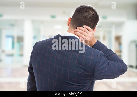 Nacken medizinisches Problem Konzept mit Realtor grabbing schmerzhafte Scruff oder Nacken Stockfoto