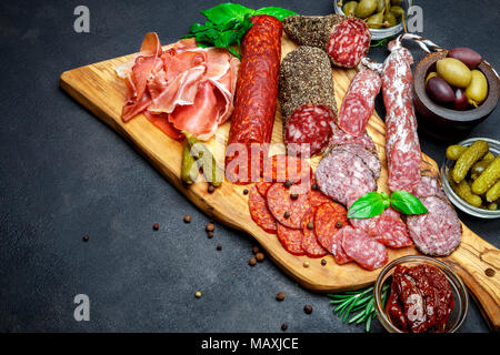 Einstellen der traditionellen italienischen Fleisch Snack. Salami, Schinken, Oliven, Kapern Stockfoto