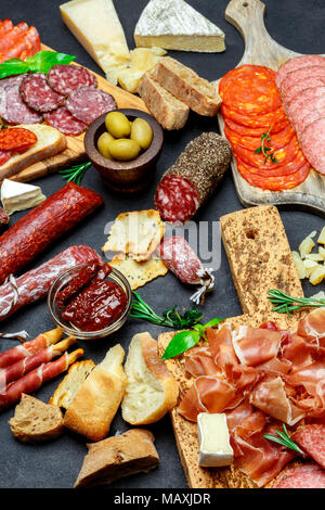 Italienische Fleisch Vorspeisen Snacks. Salami, Schinken, Brot, Oliven, Kapern Stockfoto