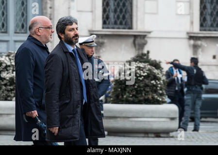 Rom, Italien. 04 Apr, 2018. Der Präsident der italienischen Abgeordnetenkammer und Fünf-Sterne-Bewegung Mitglied Roberto Fico Wanderungen vom Quirinal Palast, der Residenz des Präsidenten der Republik Sergio Mattarella, am ersten Tag der politischen Gespräche in Italien die neue Regierung, Rom, Italien, 4. April 2018 zu bilden. Quelle: Andrea Ronchini/Pacific Press/Alamy leben Nachrichten Stockfoto