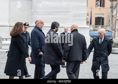 Rom, Italien. 04 Apr, 2018. Der Präsident der italienischen Abgeordnetenkammer und Fünf-Sterne-Bewegung Mitglied Roberto Fico Wanderungen vom Quirinal Palast, der Residenz des Präsidenten der Republik Sergio Mattarella, am ersten Tag der politischen Gespräche in Italien die neue Regierung, Rom, Italien, 4. April 2018 zu bilden. Quelle: Andrea Ronchini/Pacific Press/Alamy leben Nachrichten Stockfoto
